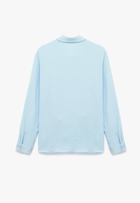 Lichtblauwe shirt met lange mouwen van een gestructureerde stof, met een klassieke kraag en knoopmanchetten, in een ontspannen pasvorm en zonder zichtbare ontwerpelementen.
