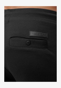Unselected, black