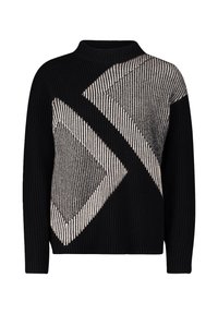 Schwarzer Strickpullover mit großen diagonalen grauen und weißen geometrischen Mustern. Der hohe Kragen und die langen Ärmel betonen das strukturierte Aussehen.