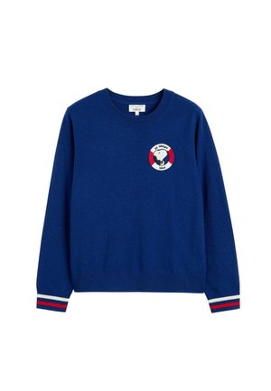 Blauwe gebreide trui met een ronde halslijn, voorzien van een logo patch in het midden en gestreepte manchetten in rood en wit. Zachte textuur.
