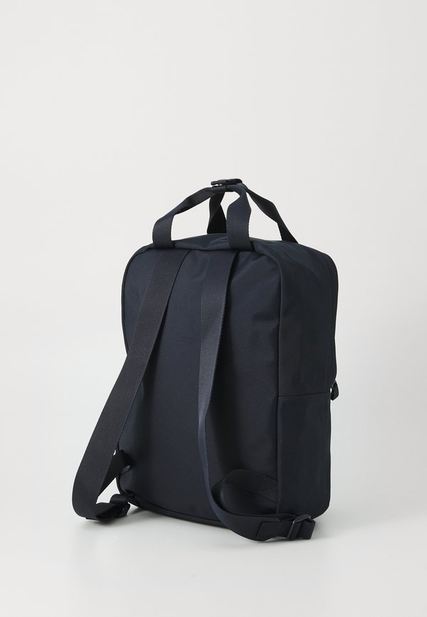 SCRIPT FLAG BACKPACK UNISEX – Schulranzen