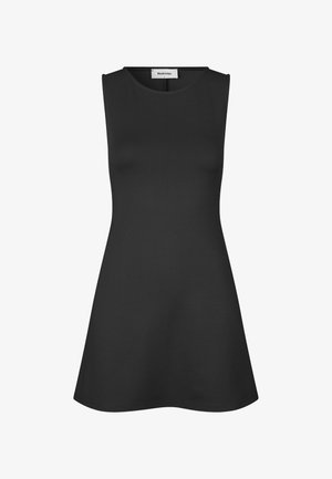 Ujjatlan fekete ruha kerek nyakkivágással és bővülő szoknyával, a "Modström" márkanevével ellátva.