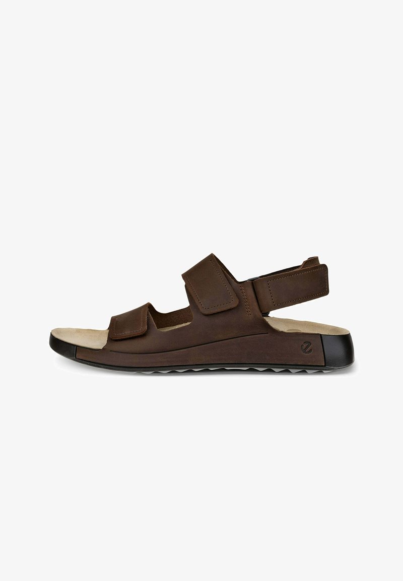 Brązowe skórzane sandały z regulowanymi paskami, otwarty design na palce, wyściełana wkładka oraz gumowa podeszwa z rowkami zwiększającymi przyczepność.