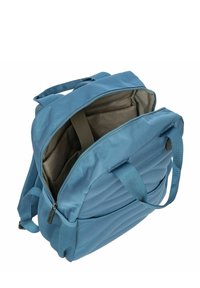 Zaino blu realizzato in tessuto testurizzato con apertura superiore con zip, dotato di un interno a motivo e due manici per il trasporto. Inclusi tasche laterali in rete.