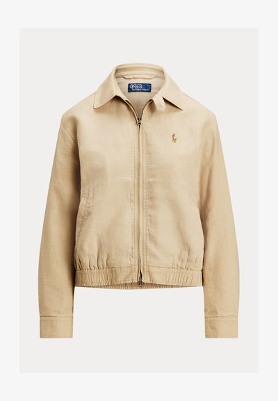 Béžová ľahká bunda so zapínaním na zips vpredu, golierom, elastickými manžetami a lemom, s malým vyšívaným logom na ľavej strane hrude.