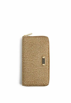 Hellbraune Zip-Around-Geldbörse mit kieselsteinartiger Textur und rechteckiger goldener Markenplakette vorne.