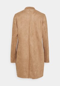 Tan faux suede jas met lange mouwen, een hoge kraag en een rechte snit. Soepele textuur en minimale details op de achterkant.