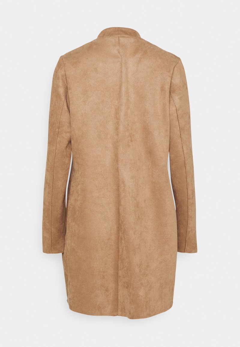 Cappotto in similpelle scamosciata tan con maniche lunghe, colletto alto e taglio dritto. Texture liscia e dettagli minimi sulla schiena.