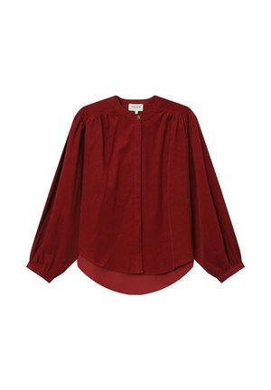 Chemise boutonnée bordeaux à manches longues bouffantes, texture lisse, ourlet arrondi et légère fronce aux épaules.