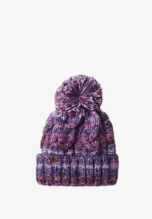 Dziergana czapka typu beanie w odcieniach fioletu z dużym pomponem na czubku, charakteryzująca się plecioną teksturą i prążkowanym mankietem, wykonana z miękkiej przędzy.