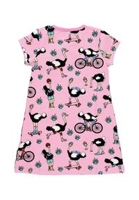 Różowa bawełniana sukienka z zabawnym wzorem strusi na rowerach i deskorolkach, podkreślona zielonymi roślinami i kolorowymi detalami.