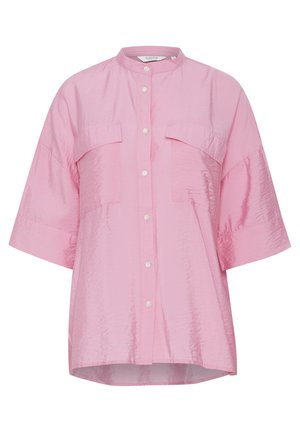 Roza kratka majica s kratkimi rokavi in stojnim ovratnikom, dvema žepoma na prsih, zapiranjem na gumb in rahlo teksturirano površino.