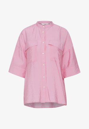 Roza kratka majica s kratkimi rokavi in stojnim ovratnikom, dvema žepoma na prsih, zapiranjem na gumb in rahlo teksturirano površino.