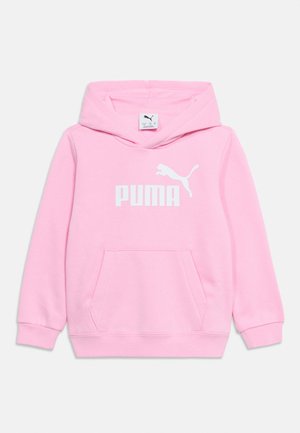 Lys rosa hettegenser med frontlomme og hvit Puma-logo midt på brystet.