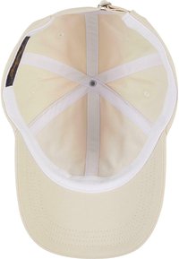 Baseball caps i lys beige stoff med en glatt tekstur, med hvit innerforing og krysssting, samt en sentral knappe-detalj.