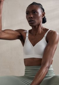 triaction by Triumph - WELLNESS NON-WIRED  - Medium support sports bra - white Thumbnail Image 1