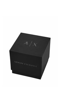 Svart pappbox med kvadratisk form. Utrustad med prägling av silverfärgad "A/X" logotyp på ovansidan och texten "ARMANI EXCHANGE" på framsidan. Slät textur.