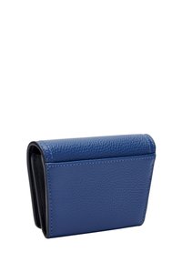 Portefeuille en cuir bleu avec une finition texturée, présentant un intérieur noir et un design structuré. Comprend des détails de couture visibles.