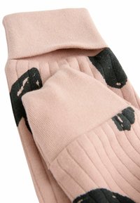 Chaussettes roses à côtes avec des motifs abstraits noirs. Présentent un revers replié et une texture lisse. Conçues pour le confort et le style.