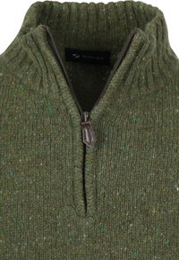 Grüner, gestrickter Pullover mit Reißverschlusskragen. Verfügt über ein strukturiertes Muster und dezente mehrfarbige Sprenkel. Enthält einen braunen Reißverschlussanhänger.