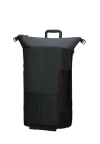 Schwarzer Rolltop-Rucksack mit solider Struktur, ausgestattet mit roten Reißverschlussakzenten, Seitentaschen und einem ausziehbaren Griff für einfachen Transport.