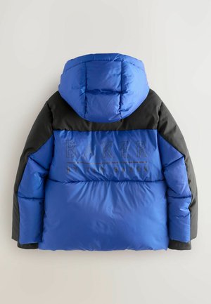 Blauwe pufferjack met een zwarte capuchon en mouwen. Beschikt over een gestikte textuur en de branding "BAKER BY TED BAKER" in het grijs op de achterkant.