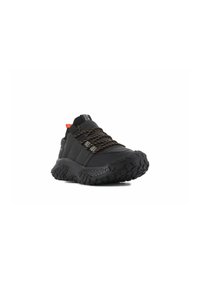 Chaussures de randonnée noires avec semelle extérieure en caoutchouc texturé, tige synthétique et accent orange au talon. Caractéristiques : lacets marron et col rembourré.