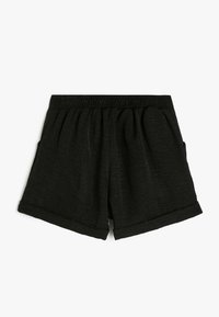 Shorts noirs légers avec une taille élastique, des poches latérales et des ourlets roulés. Texture douce avec un léger détail de tissu.
