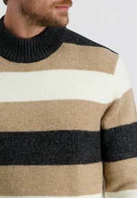 Strickpullover mit geripptem dunklen Kragen, horizontalen Streifen in Beige, Creme und Dunkelgrau. Weicher Stoff, lockere Passform.