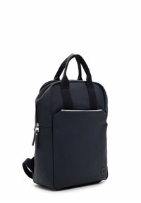 Zwarte rugzak van glad materiaal, voorzien van twee handgrepen aan de bovenkant, een voorvak met rits en een logopatch aan de onderzijde.