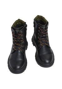 Las botas de cuero negras hasta el tobillo cuentan con cordones naranja y negros, cierre de cremallera y un forro verde con estampado. Las suelas de goma gruesa ofrecen tracción.