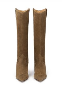 Stivali alti fino al ginocchio in suede marrone con punta affusolata, cuciture decorative e linguette di estrazione nella parte superiore. Tessuto liscio con una silhouette ben definita.