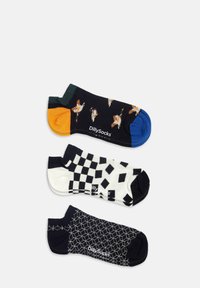 Tres pares de DillySocks: el par superior presenta un fondo oscuro con patrones coloridos; el par del medio tiene un diseño de tablero de ajedrez en blanco y negro; el par inferior es de color negro sólido con un patrón geométrico gris.