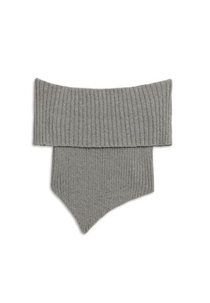 Écharpe en tricot côtelé gris avec un large bord replié et une pointe, mettant en valeur un matériau texturé et confortable.