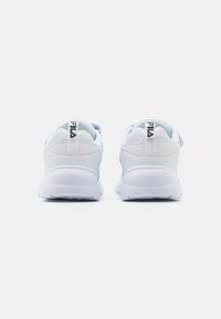 Baskets de sport blanches avec une tige en mesh texturé, un col rembourré et une semelle amortissante. Elles présentent un accent bleu sur le talon et un détail de logo.
