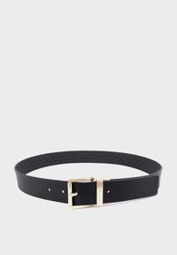 Une ceinture en cuir noir présente une finition lisse, une boucle en ton doré et de petits trous pour l'ajustement. L'intérieur arbore un motif géométrique subtil.