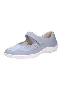 Chaussure bleu clair avec un avant en tissu texturé, des accents en cuir lisse, une sangle Velcro et une semelle blanche flexible.