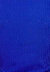 Helles blaues, geripptes Gewebe mit glatter Textur, das durch vertikale Linien ein dezentes Muster erzeugt. Geeignet für verschiedene Bekleidungsanwendungen.