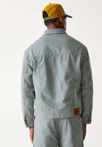 Thumbnail Image 4
