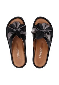 Zwarte flip-flops met een leren bovenwerk met textuur en een decoratieve strik van stof in grijs- en zwarttinten. Beige binnenzool zichtbaar.