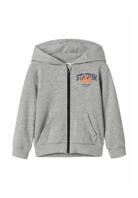 Felpa grigia con zip realizzata in tessuto morbido, con il logo "STADIUM" in blu e "Play" in arancione sul davanti. Presenta un cappuccio e tasche laterali.
