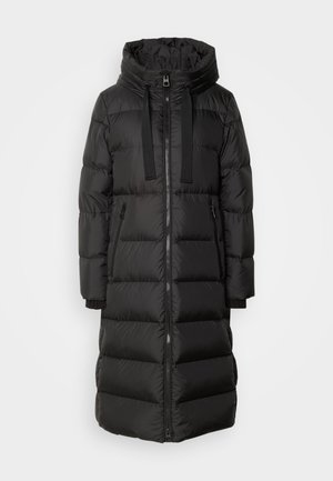 Cappotto lungo imbottito nero con cappuccio, dotato di una chiusura frontale a zip, due tasche laterali e polsini a coste. Texture liscia con segmenti orizzontali.