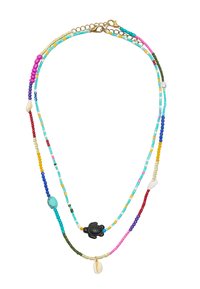 Wielokolorowy naszyjnik z koralików w odcieniach turkusu, różu, czerwieni i żółci; ozdobiony czarnym charms, przedstawiającym żółwia oraz białymi muszelkami.