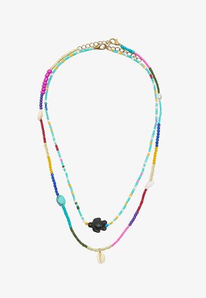 Wielokolorowy naszyjnik z koralików w odcieniach turkusu, różu, czerwieni i żółci; ozdobiony czarnym charms, przedstawiającym żółwia oraz białymi muszelkami.