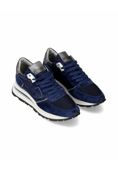 Marineblå ruskinds sneakers med mesh-paneler, sølvtekster og sorte gummisåler. Har et polstret tunge og snørelukning.