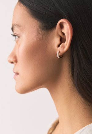 Next, PEARL EFFECT HUGGIE HOOPS - Earrings - gold-coloured