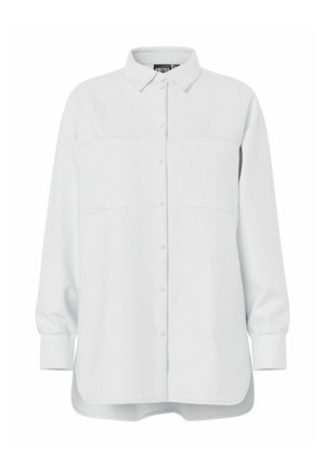 Bílá košile s dlouhým rukávem, zapínáním na knoflíky, s límečkem, dvěma náprsními kapsami a zakulaceným spodním okrajem, zobrazena na jednobarevném bílém pozadí.