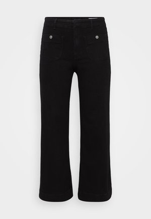 Pantalons en denim noir avec une coupe droite, cinq poches et des accents en métal argenté. Texture lisse et tissu durable.