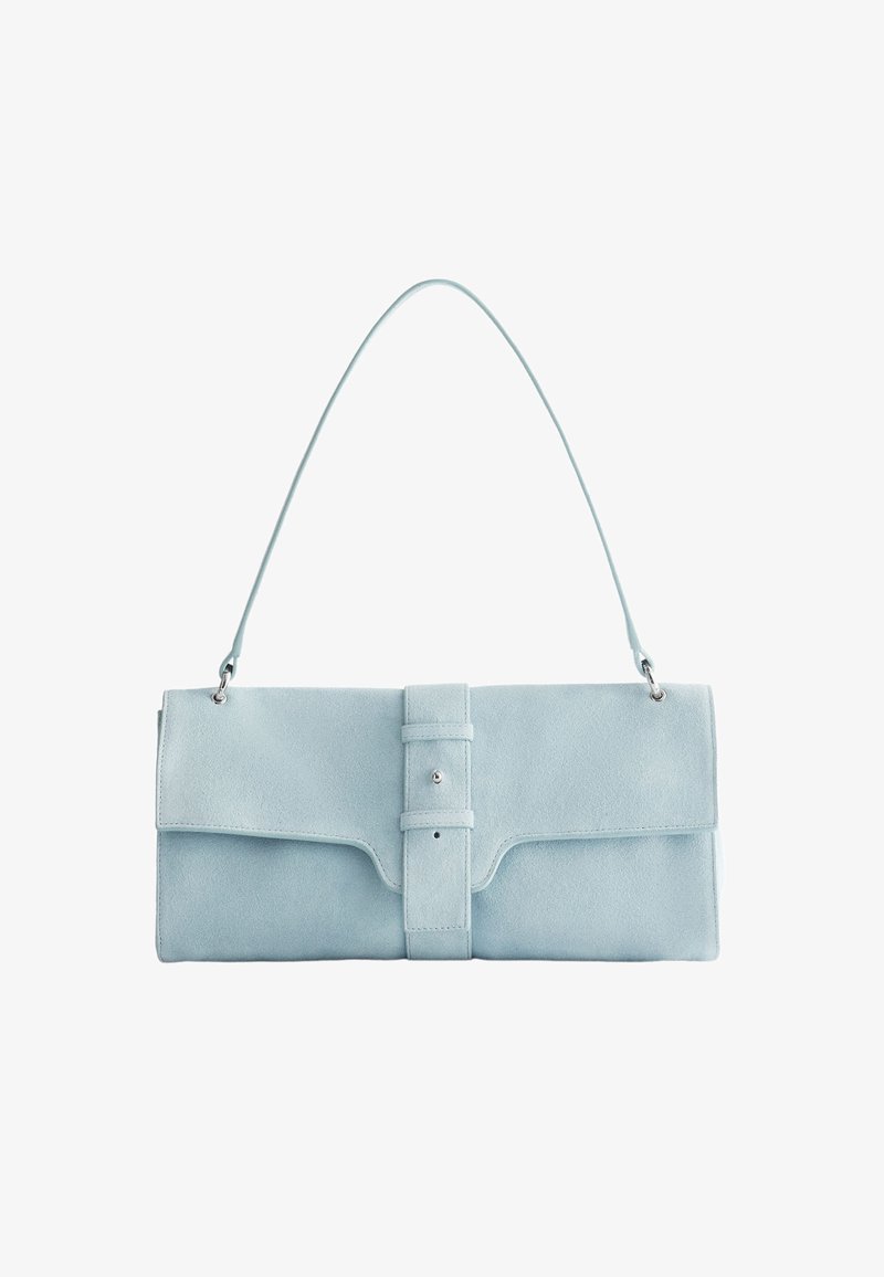 Pochette en daim bleu clair avec une fine bandoulière et un rabat frontal maintenu par une large sangle et un petit bouton-pression métallique.