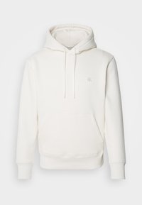 Sweat à capuche blanc à manches longues avec poche kangourou à l'avant, capuche avec cordon de serrage, poignets côtelés et petit logo "cK" sur le côté gauche de la poitrine.